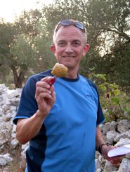 john picks a prickly pear near lecce